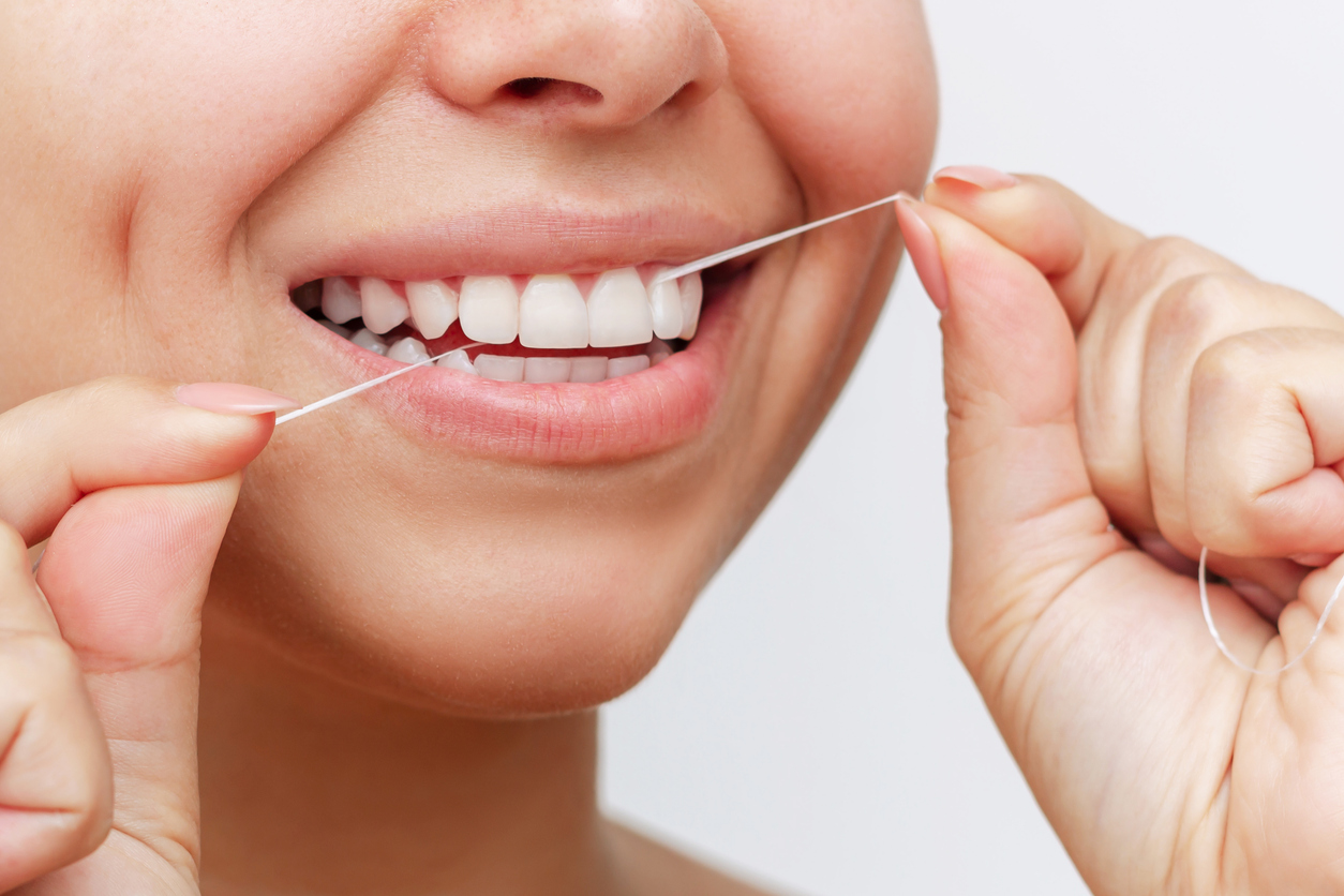 Stomatolozi su složni da treba koristiti zubnu svilu: Zašto to onda pacijenti ne čine?
